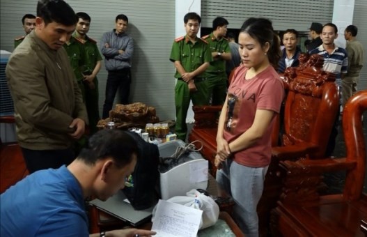 Khám xét nhà ở của Trịnh Thu Huyền. Ảnh: CAQB 