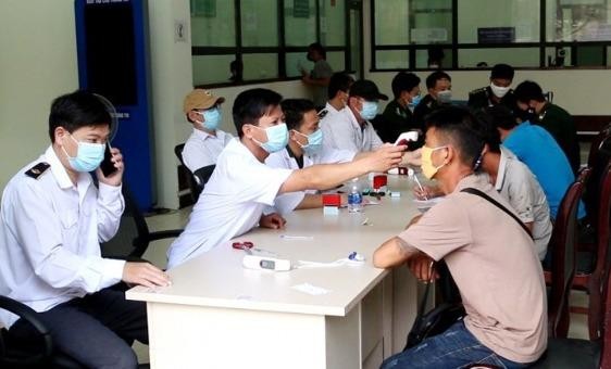 Thực hiện đo thân nhiệt và khai báo y tế đối với người nhập cảnh vào Việt Nam qua Cửa khẩu quốc tế Cha Lo (Quảng Bình).