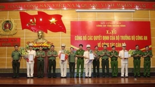 Các cán bộ được điều động, bổ nhiệm nhận hoa chúc mừng.