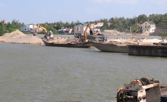 Hoạt động khai thác cát làm vật liệu xây dựng tại huyện Quảng Ninh (Quảng Bình) còn tồn tại nhiều vi phạm pháp luật.