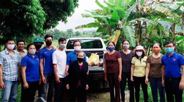 Con cháu gia đình cùng cụ Vân mang gà đến Huyện đoàn Quảng Trạch.