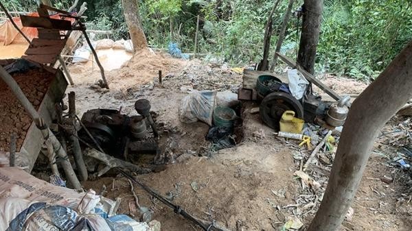 Nhiều phương tiện, máy móc khai thác quặng vàng trái phép tại hiện trường. Ảnh: CAQB