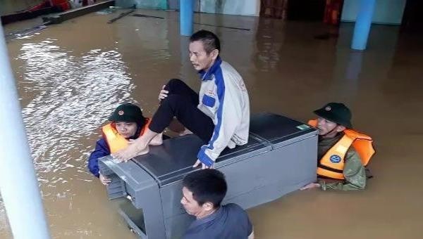 Bộ đội Biên phòng Quảng Bình sơ tán dân ở vùng xung yếu.