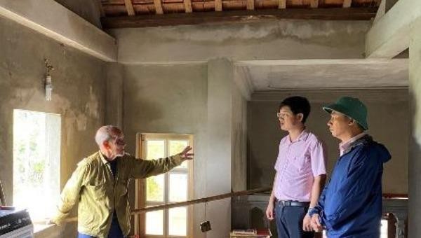 Cụ Nguyễn Văn Dược nói về hiệu quả nhà tránh lũ đối với gia đình mình cho các cán bộ NHCSXH.