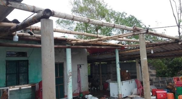 Nhà dân ở xã Ngư Thủy, huyện Lệ Thủy (Quảng Bình) bị tốc mái.