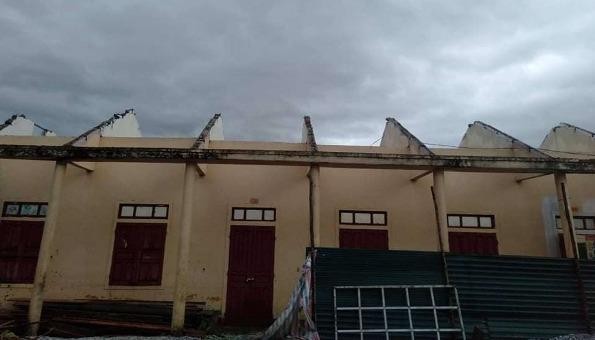 Trường Tiểu học Quảng Minh, thị xã Ba Đồn (Quảng Bình) bị bão giật tốc mái hoàn toàn.