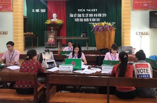 NHCSXH huyện Bố Trạch đã kịp thời thực hiện đợt giao dịch xã để các hộ vay vốn sớm khôi phục sản xuất sau bão lũ.