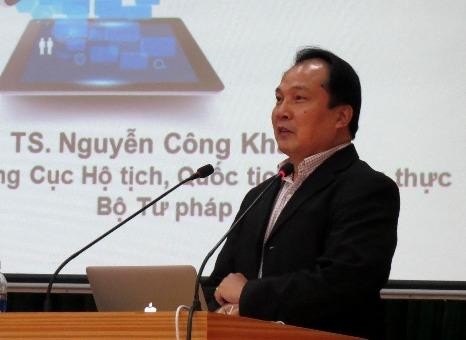 Cục trưởng Cục Cục Hộ tịch - quốc tịch và chứng thực Nguyễn Công Khanh chia sẻ kinh nghiệm trong công tác hộ tịch với các học viên.