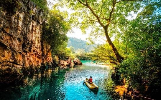 Cảnh sắc đôi bờ hoang sơ, mỹ miều tại sông Chày - hang Tối.