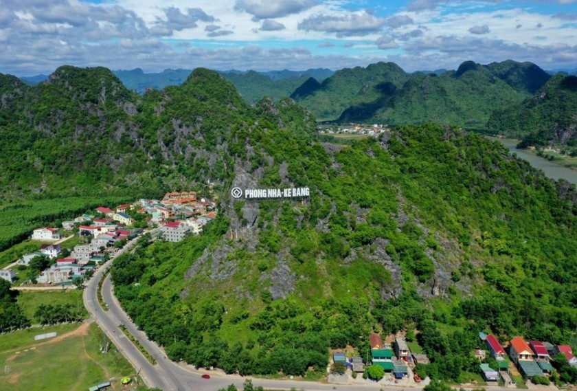 Cửa ngõ vào Di sản thiên nhiên thế giới - VQG Phong Nha - Kẻ Bàng. Ảnh: Nguyễn Văn Úy.