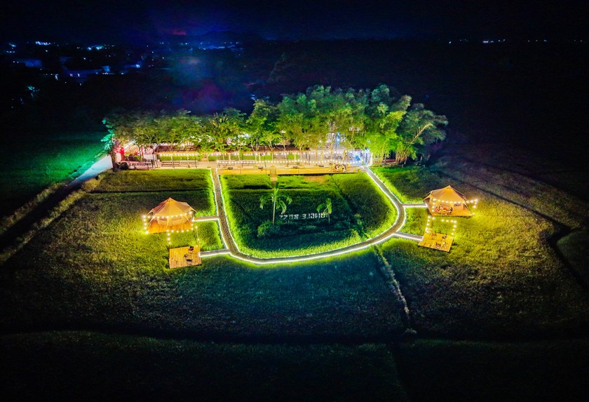 Khung cảnh đồng quê lung linh vào ban đêm tại khu cắm trại Jungle Boss Travelodge.