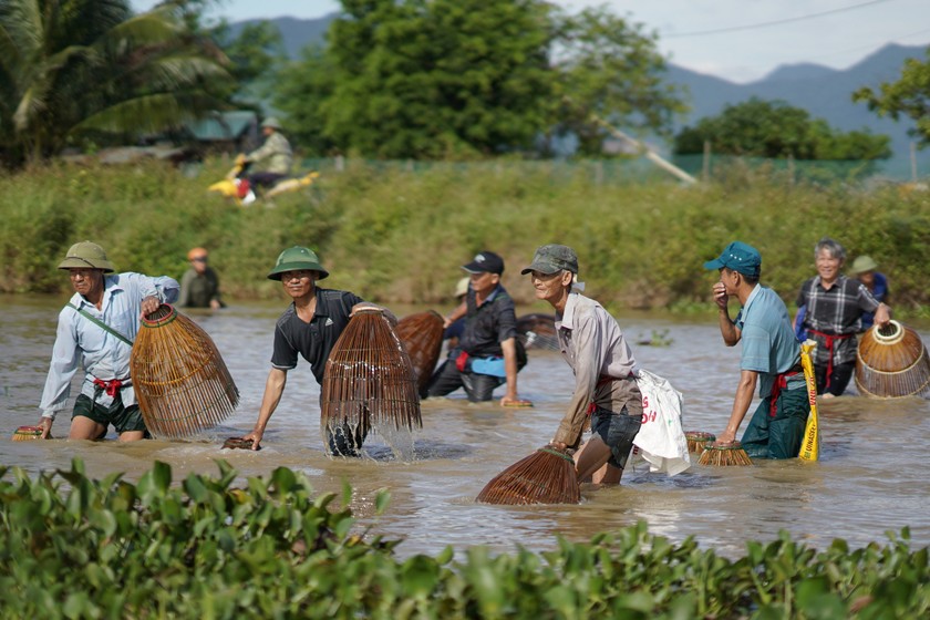 Các "nơm thủ" sôi nổi tranh tài bắt cá giữa ngày Tết Đoan Ngọ.