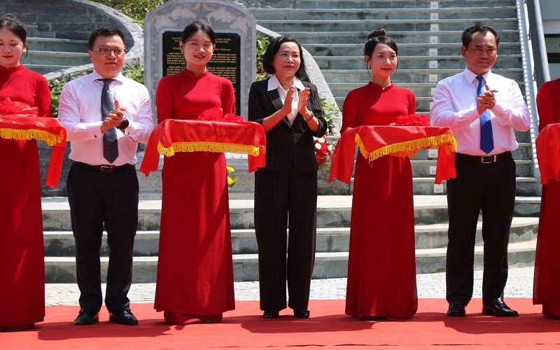 Các đại biểu thực hiện nghi thức cắt băng khánh thành Di tích Quốc gia Địa điểm Trường dạy làm báo Huỳnh Thúc Kháng. 