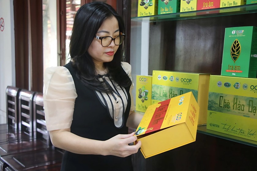 Bà Trần Thị Nhiện, Giám đốc Bảo tàng tỉnh Thái Nguyên giới thiệu sản phẩm trà OCOP 5 sao.