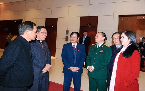 ĐB trao đổi trong giờ giải lao của phiên họp.
