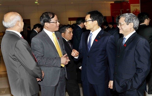 Đại biểu trao đổi bên hành lang Đại hội XII