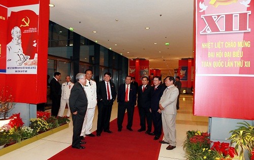 ĐB trao đổi ngoài hành lang trong giờ giải lao