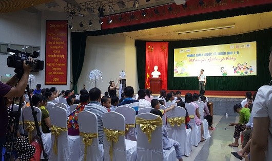 Hàng trăm bệnh nhi và người thân tham dự Chương trình mừng Tết Thiếu nhi 1/6 “Một món quà – Gửi trọn yêu thương” tại Viện Huyết học và Truyền máu TƯ