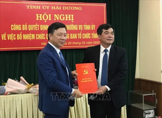 Phó Bí thư Thường trực Tỉnh ủy Hải Dương Phạm Xuân Thăng (bên trái) trao Quyết định điều động và bổ nhiệm Trưởng Ban Tổ chức Tỉnh ủy cho đồng chí Nguyễn Hồng Sơn. Ảnh: TTXVN