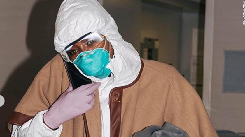Campbell tại Nhà ga Quốc tế Tom Bradley (Los Angeles, Mỹ) với bộ đồ bảo hộ kín mít. Ảnh: CNN