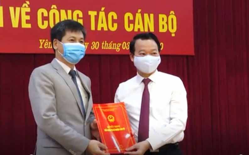 Ông Ngô Hạnh Phúc (trái) nhận quyết định điều động, bổ nhiệm giữ chức Giám đốc Sở Tài chính. Ảnh: VGP