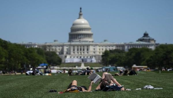 Người dân vui chơi tại công viên National Mall (Washington DC) ngày 2/5/2020. Ảnh: AFP