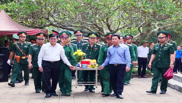 Nguyên Chủ tịch nước Trương Tấn Sang và lãnh đạo tỉnh Hà Giang cùng các đại biểu đưa hài cốt các liệt sỹ về an táng tại Nghĩa trang Liệt sỹ quốc gia Vị Xuyên (Hà Giang). Ảnh: Báo Hà Giang