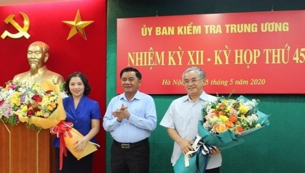 Đồng chí Trần Cẩm Tú, Bí thư Trung ương Đảng, Chủ nhiệm Ủy ban Kiểm tra Trung ương chúc mừng đồng chí Nguyễn Văn Hùng và đồng chí Trần Thị Hiền. Ảnh: UBKTTW