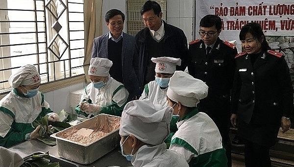 Đoàn kiểm tra liên ngành về ATVSTP của Hà Nội kiểm tra công tác đảm bảo ATVSTP trên địa bàn trong dịp Tết Nguyên đán và lễ hội Xuân 2019. Ảnh: Hồng Hạnh/PLXH