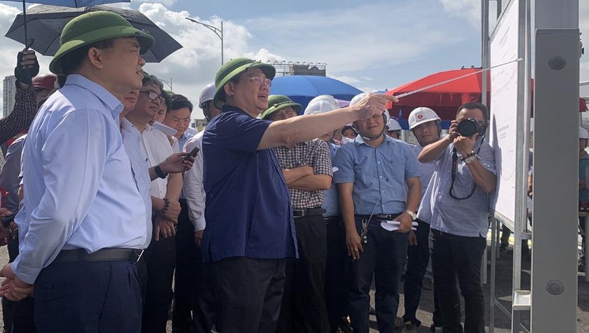 Lãnh đạo TP. Hà Nội kiểm tra tiến độ xây dựng dự án đường vành đai 2 trên cao, đoạn Ngã Tư Sở - Ngã Tư Vọng. Ảnh: VGP/Gia Huy