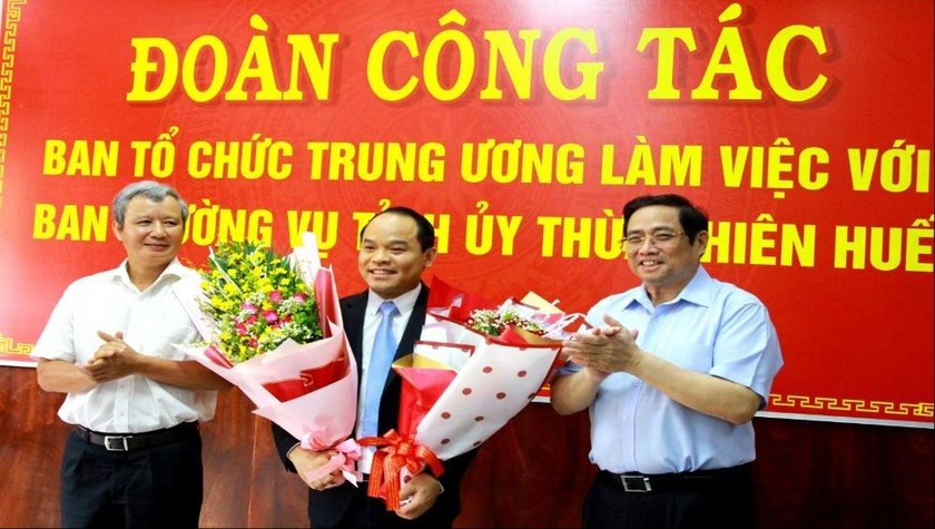 Trưởng ban Tổ chức Trung ương Phạm Minh Chính và Bí thư Tỉnh ủy Thừa Thiên Huế Lê Trường Lưu chúc mừng đồng chí Nguyễn Quốc Đoàn. Ảnh: VGP