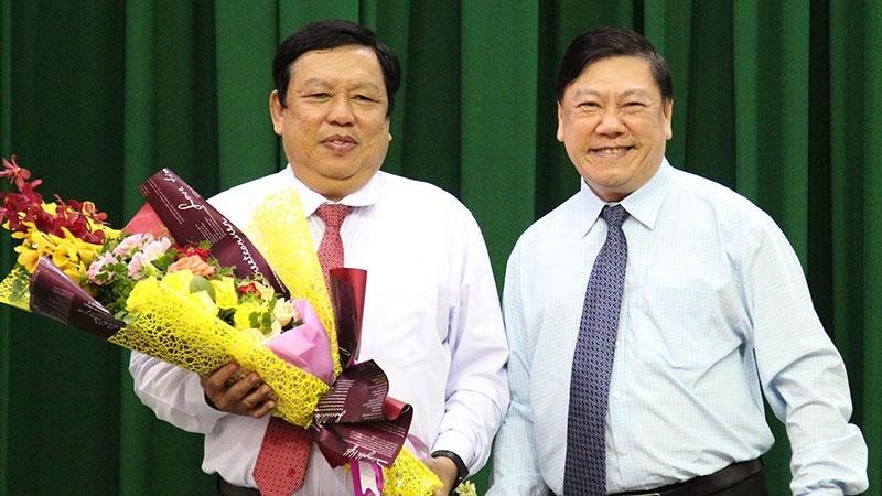 Bí thư Tỉnh ủy Vĩnh Long Trần Văn Rón tặng hoa chúc mừng tân Phó Chủ tịch UBND tỉnh Vĩnh Long Nguyễn Văn Liệt (bên trái). Ảnh: VGP