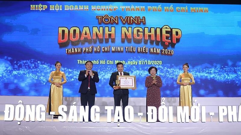 Nguyên Phó Chủ tịch nước Trương Mỹ Hoa (thứ hai từ phải qua) và Phó Chủ tịch UBND TP HCM Dương Anh Đức (thứ hai từ trái qua) trao Giấy chứng nhận “Doanh nghiệp TP Hồ Chí Minh tiêu biểu 2020”. Ảnh: Báo Nhân dân