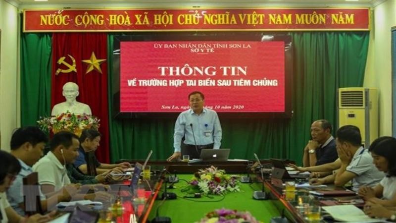 Quang cảnh buổi thông tin về trường hợp tai biến sau tiêm chủng vắcxin. (Ảnh: Hữu Quyết/TTXVN)