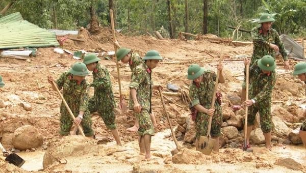 Bộ đội Quân khu 4 tiến hành tìm kiếm cứu nạn tại hiện trường trạm kiểm lâm 67. Ảnh: VGP