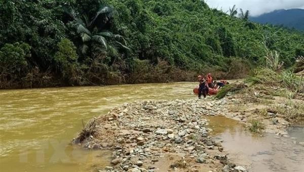 Lực lượng cứu hộ vào khu vực thủy điện Rào Trăng 3 để tìm kiếm những người mất tích. (Ảnh: TTXVN phát)