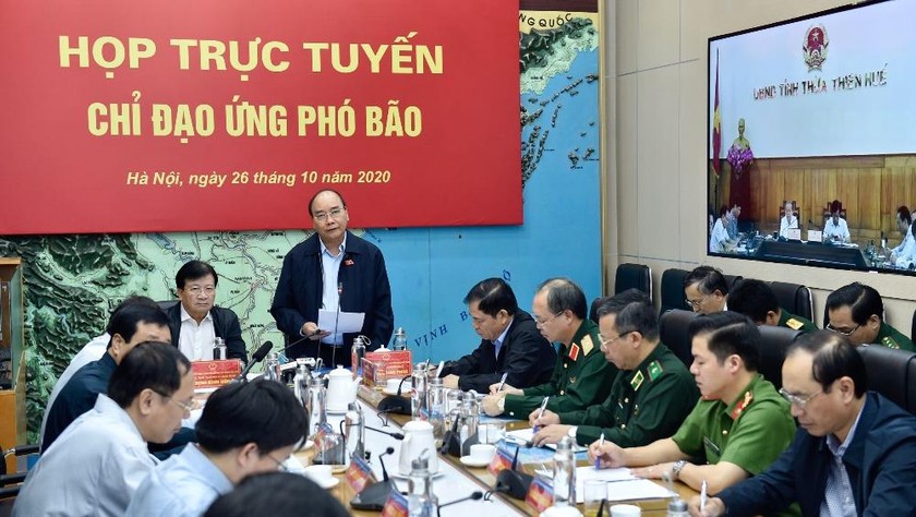 Thủ tướng chủ trì cuộc  họp trực tuyến ứng phó bão số 9. Ảnh: VGP