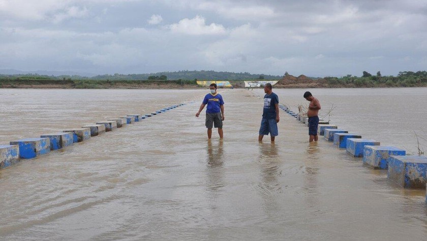 Một chiếc cầu bị ngập ở tỉnh Isabela phía bắc thủ đô Manila ngày 31/1. Ảnh: Getty Images