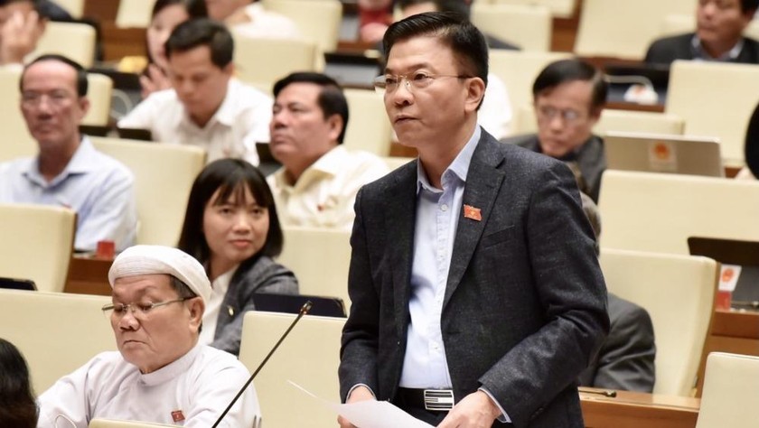 Bộ trưởng Bộ Tư Pháp Lê Thành Long trả lời chất vấn.