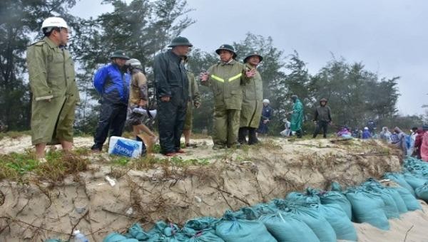 Chủ tịch UBND tỉnh Thừa Thiên-Huế Phan Ngọc Thọ kiểm tra, đôn đốc công tác ứng phó với bão số 13 tại khu vực ven biển. Ảnh: Cổng TTĐT TT-Huế