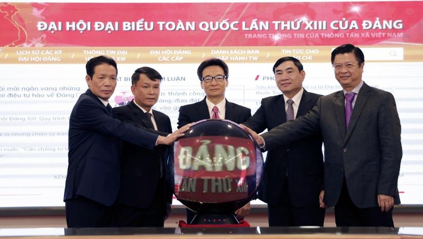 Phó Thủ tướng Vũ Đức Đam, lãnh đạo TTXVN và một số bộ ngành thực hiện nghi thức khai trương Trang thông tin. Ảnh: VGP/Đình Nam