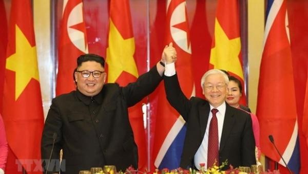 Tổng Bí thư, Chủ tịch nước Nguyễn Phú Trọng chào mừng Chủ tịch Triều Tiên Kim Jong-un tại buổi tiệc chiêu đãi chào mừng tối 1/3/2019. (Ảnh: Trí Dũng/TTXVN)