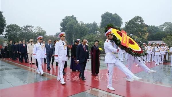  Các đồng chí lãnh đạo Đảng, Nhà nước cùng đại biểu dự Đại hội XIII của Đảng đặt vòng hoa và dâng hương tại Đài tưởng niệm các Anh hùng liệt sĩ trên đường Bắc Sơn, Hà Nội. Ảnh: TTXVN