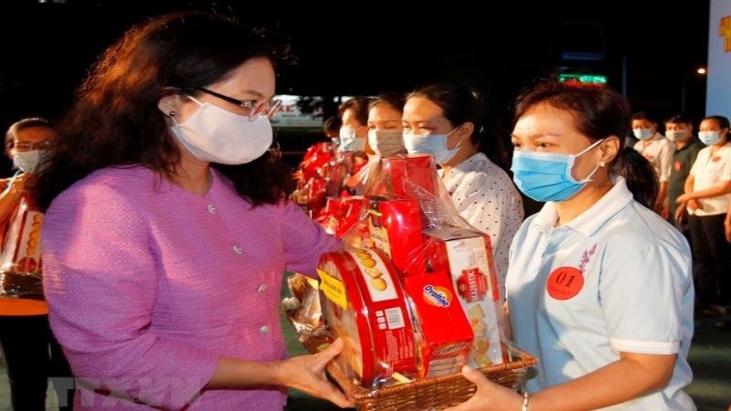 Trao quà và tiền Tết cho người lao động có hoàn cảnh khó khăn tại Thành phố Hồ Chí Minh. (Ảnh minh họa: Thanh Vũ/TTXVN)