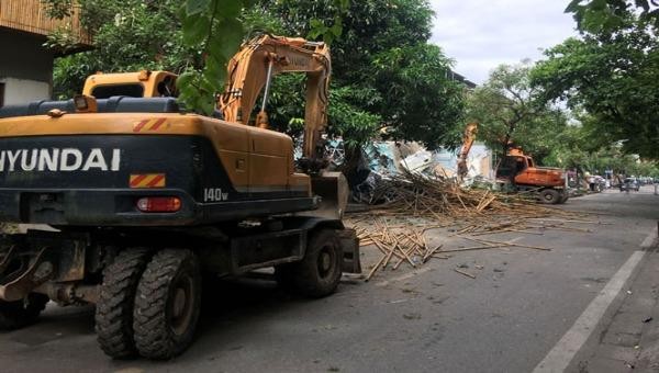 UBND quận Ba Đình cưỡng chế công trình sai phép tại mương Phan Kế Bính ngày 28/6/2018. Ảnh: HNM