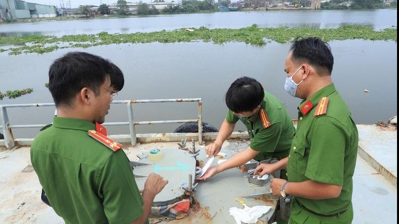 Lực lượng Công an niêm phong phương tiện được các đối tượng liên quan đến pha chế xăng giả. Ảnh: Trung Nghĩa