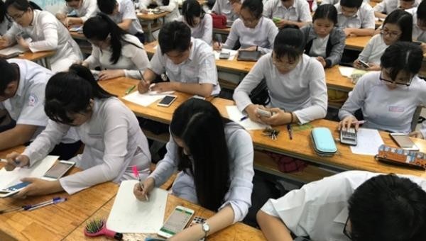 Cần làm rõ việc cho học sinh sử dụng điện thoại trong lớp học. Ảnh minh hoạ: QĐND