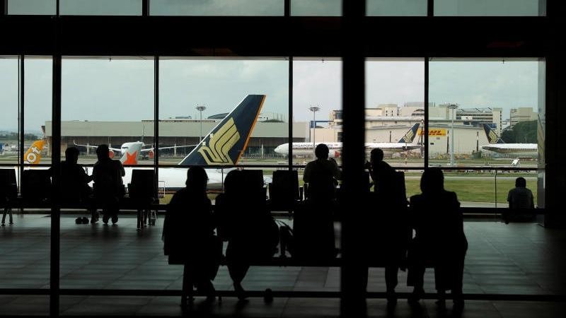 Du khách tại phòng chờ của Sân bay Changi ở Singapore. Ảnh: Reuters