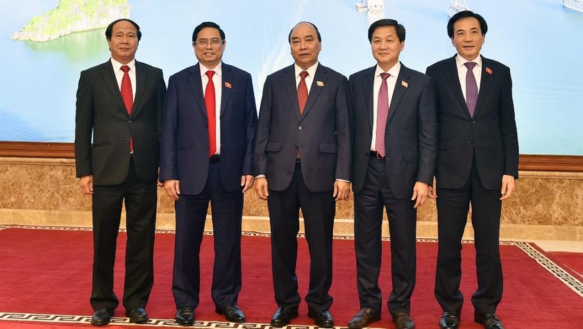 Chủ tịch nước Nguyễn Xuân Phúc cùng Thủ tướng Phạm Minh Chính; 2 Phó Thủ tướng: Lê Minh Khái, Lê Văn Thành và Bộ trưởng, Chủ nhiệm Văn phòng Chính phủ Trần Văn Sơn. Ảnh: VGP