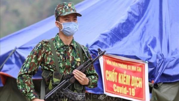 Chiến sĩ Đồn Biên phòng Si Ma Cai, Bộ đội Biên phòng Lào Cai canh gác tại các chốt kiểm dịch. Ảnh: Dương Giang/TTXVN